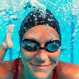 ¿Lentes de Contacto y Agua? Disfruta de la Natación y Deportes Acuáticos en El Puerto con Seguridad