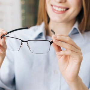 Lentes Finas y Ligeras: Estética y Confort para tu Máxima Graduación