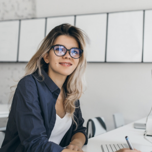 Tu estilo en la oficina: lentes y ocupaciones para una visión clara y cómoda