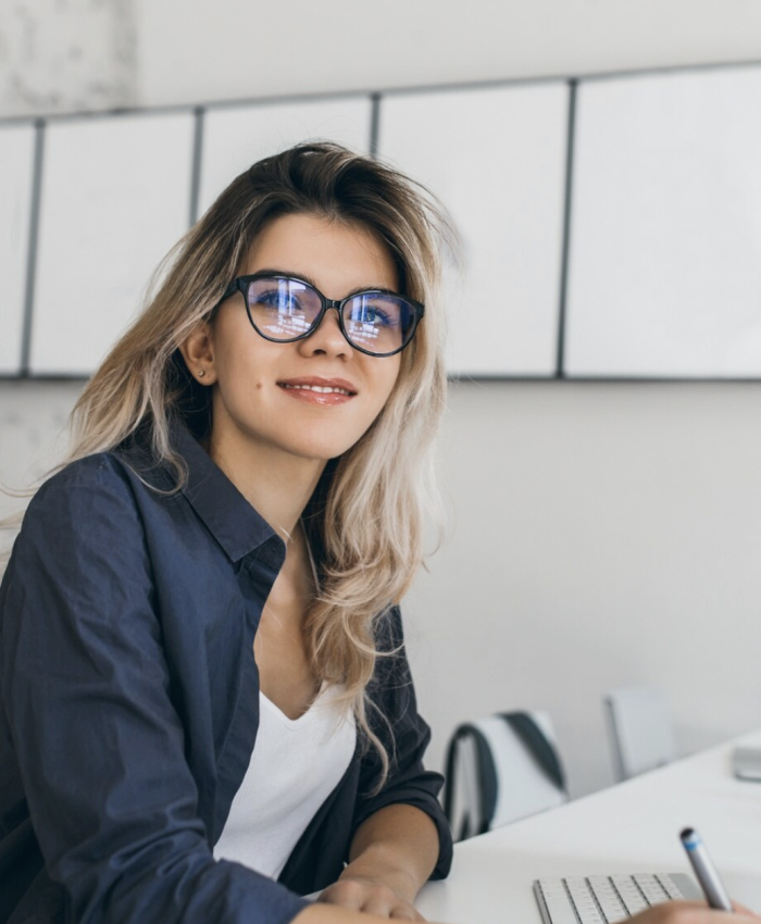 Tu estilo en la oficina: lentes y ocupaciones para una visión clara y cómoda